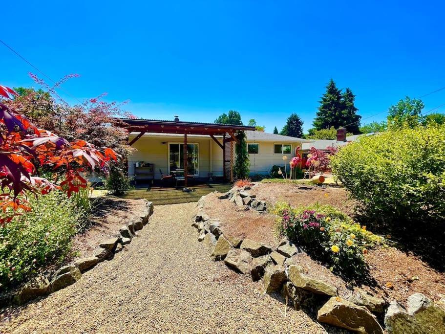 Villa Colorful 50'S Ranch In The Heart Of Eugene Exterior foto